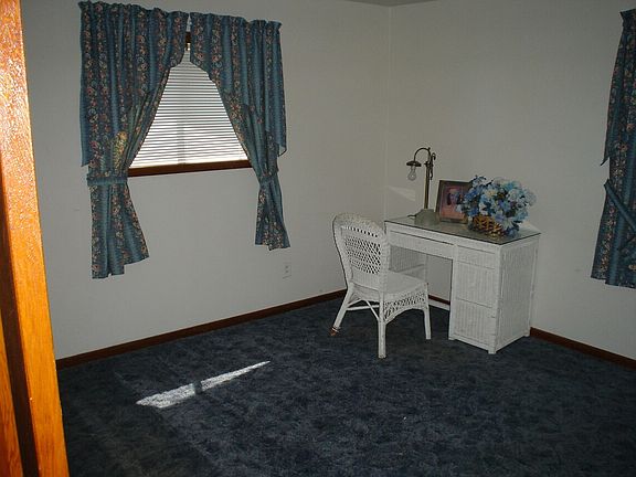 5th image of 223 Helen St
