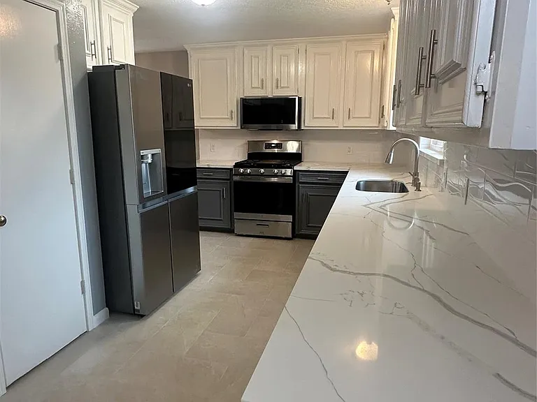 501 Cindyrella Dr — Photo 2