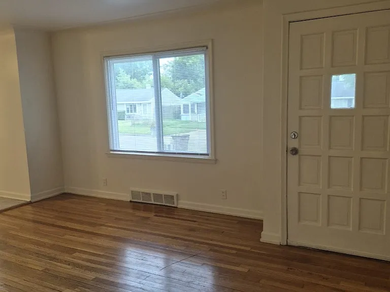 210 W Yale Ave — Photo 3