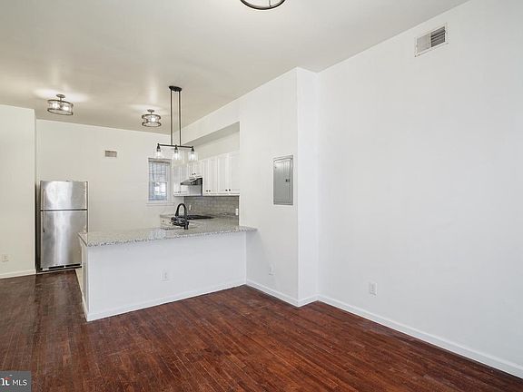 4th image of 305 N 41st St