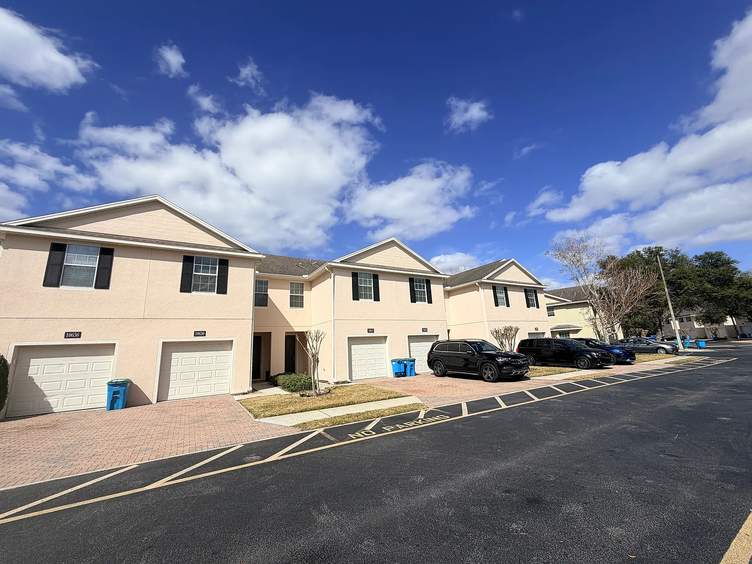 3 bed, 2.5 bath, 1423 sqft, $2,000 — Photo 2