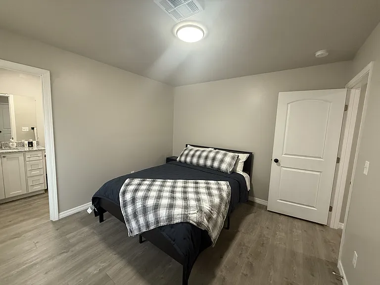 230 N Johnston St — Photo 3