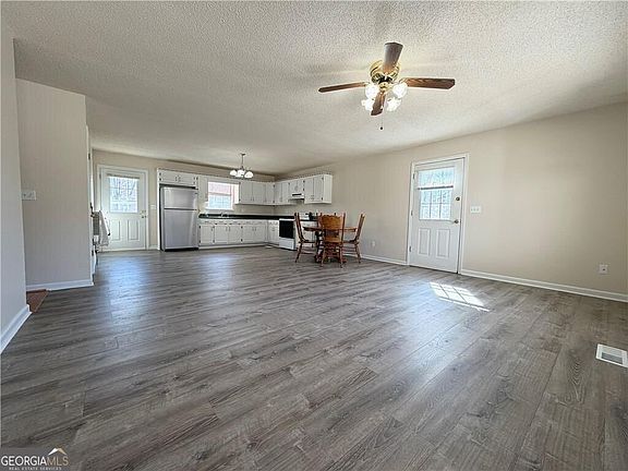 3rd image of 633 Cash Rd NE