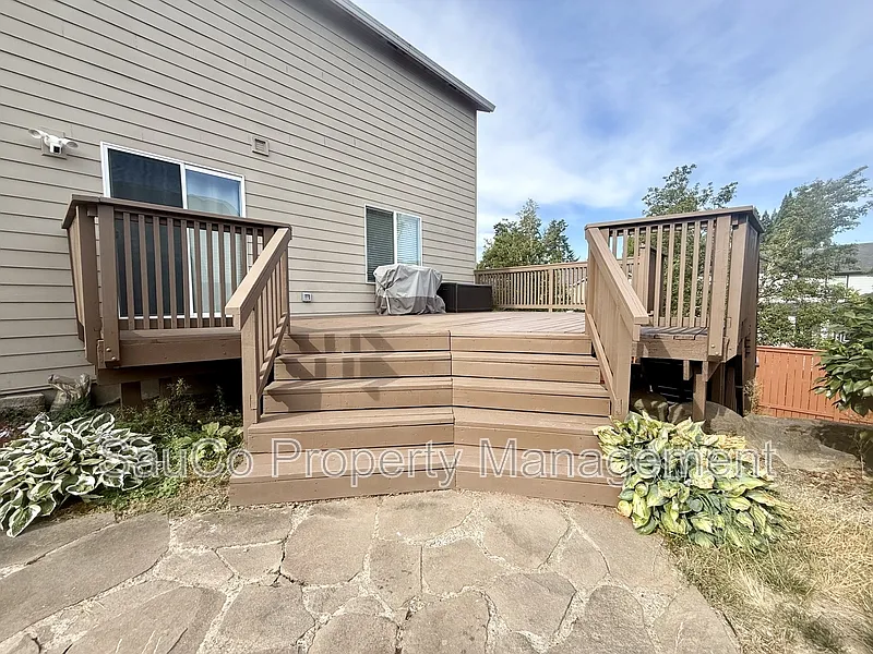 5 bed, 2.5 bath, 2235 sqft, $3,000 — Photo 2