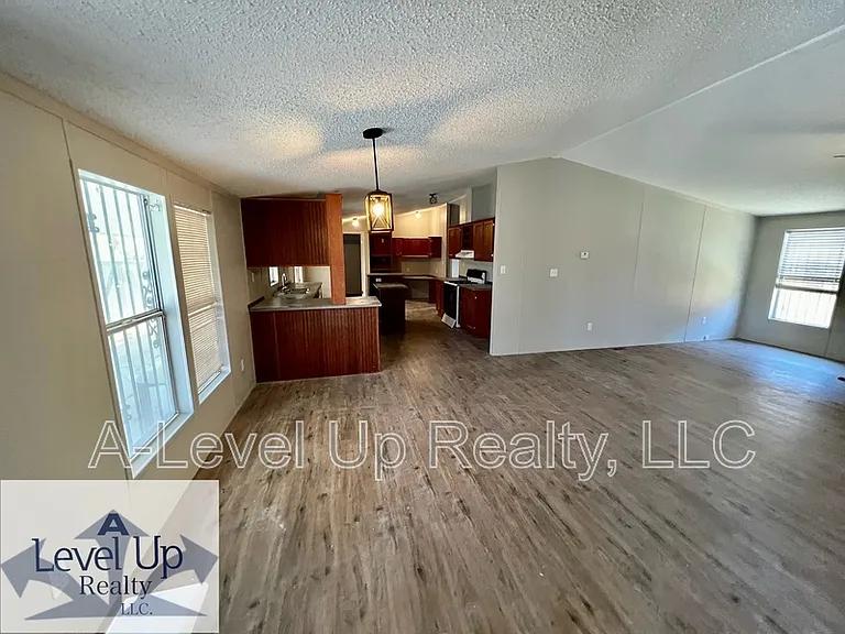 315 W Lee St — Photo 4