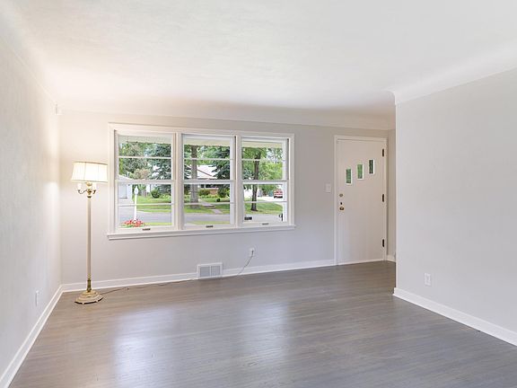 5th image of 2136 Magnolia Ave E