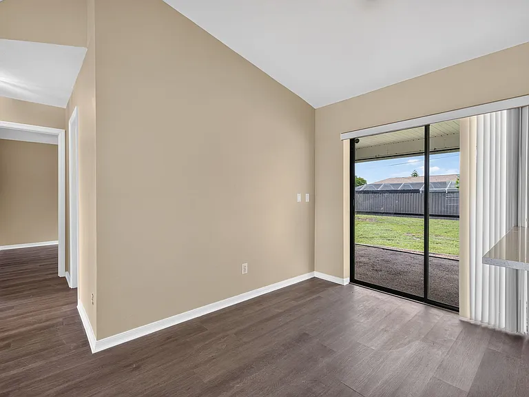 718 SW 35th Ter — Photo 10