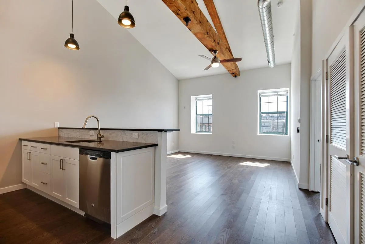 410 Shurs — Photo 2
