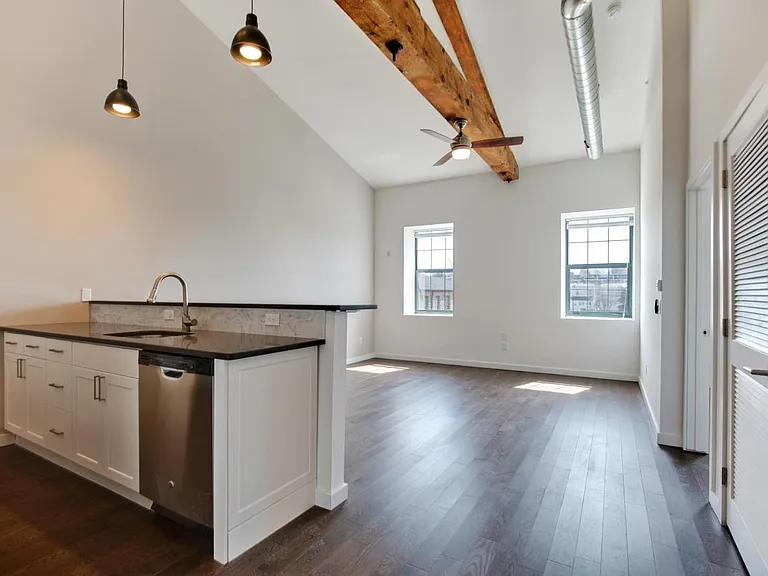 410 Shurs — Photo 2