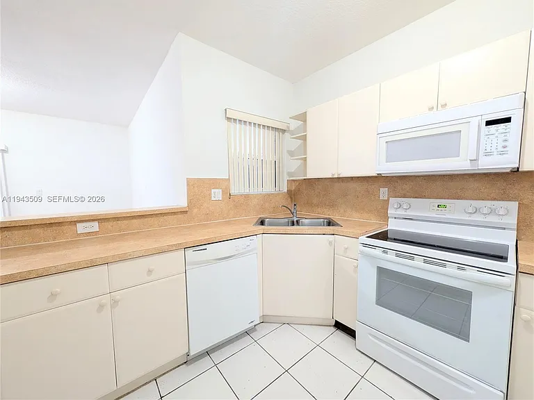 825 SW 6th Pl — Photo 10