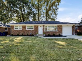 8635 Villa Crest Dr, Saint Louis, MO 63126