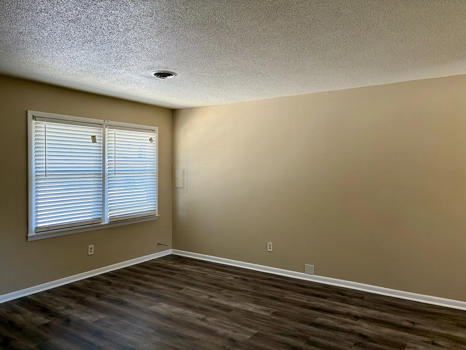 2 bed, 1.0 bath, 832 sqft, $950 — Photo 2