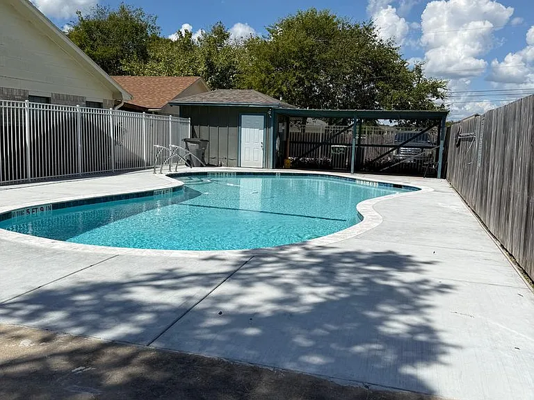 101 Maplewood Dr #26 — Photo 9