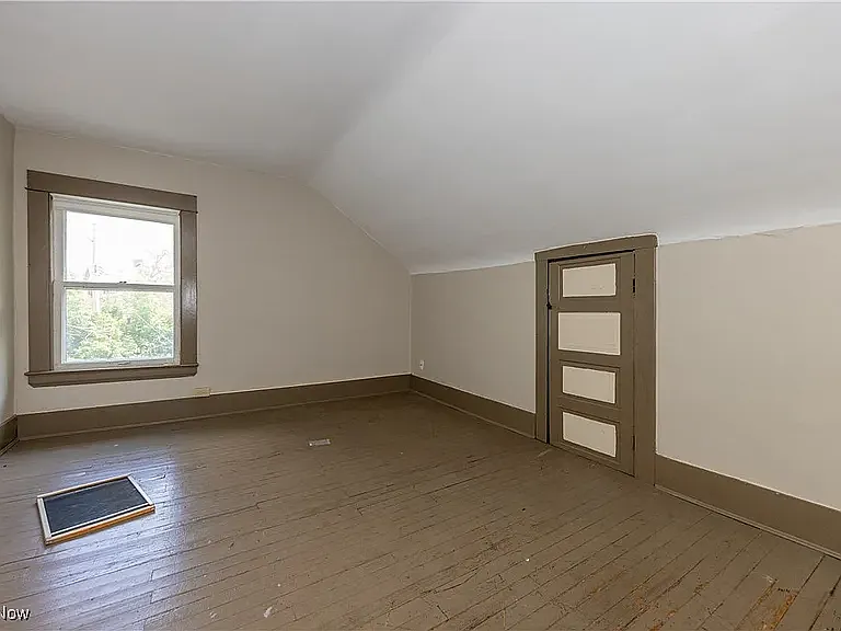 2572 Mayfield Rd — Photo 32