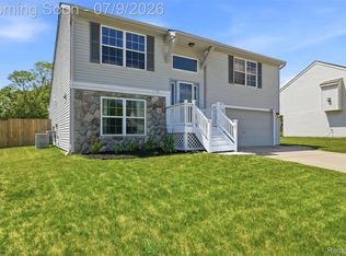 239 Andover Woods Dr, Fenton, MI 48430