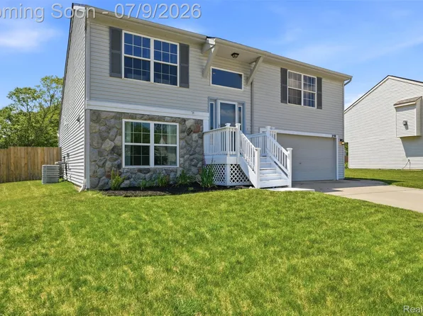 239 Andover Woods Dr, Fenton, MI 48430