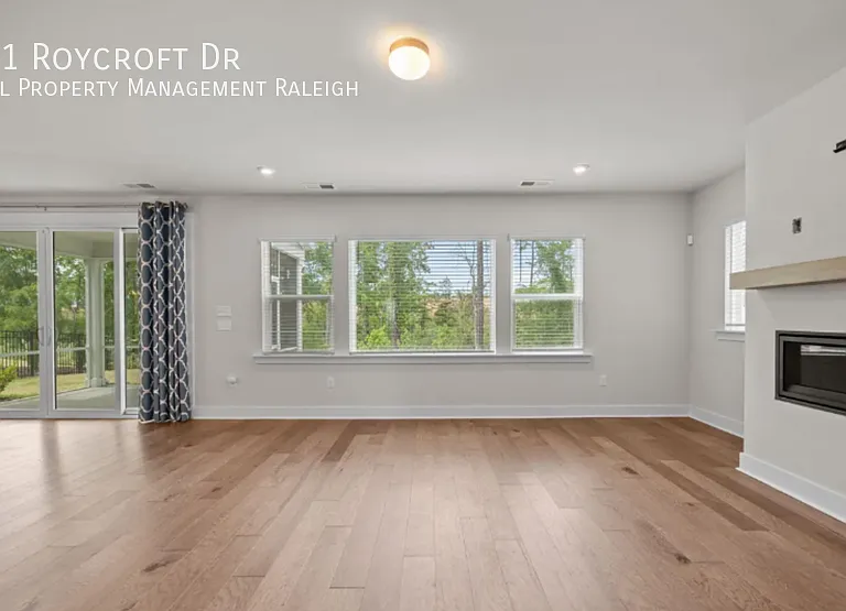 521 Roycroft Dr — Photo 3