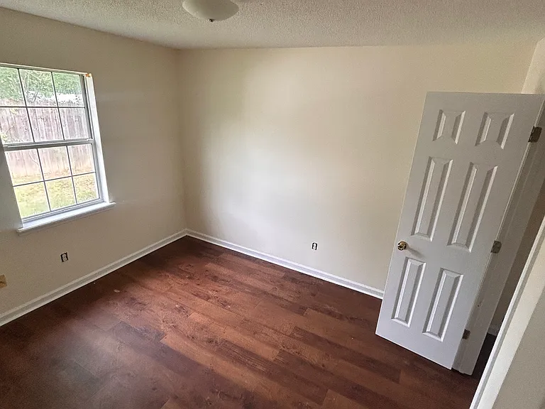 921 Pine Cone Cir — Photo 2