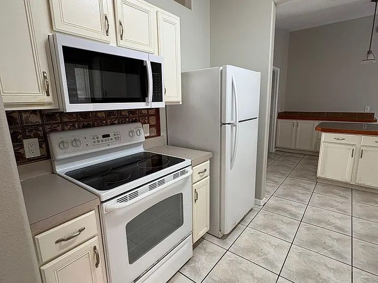 305 Colonade Ct — Photo 8