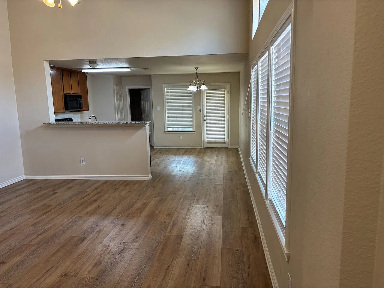 3 bed, 2.0 bath, 1201 sqft, $1,995 — Photo 3