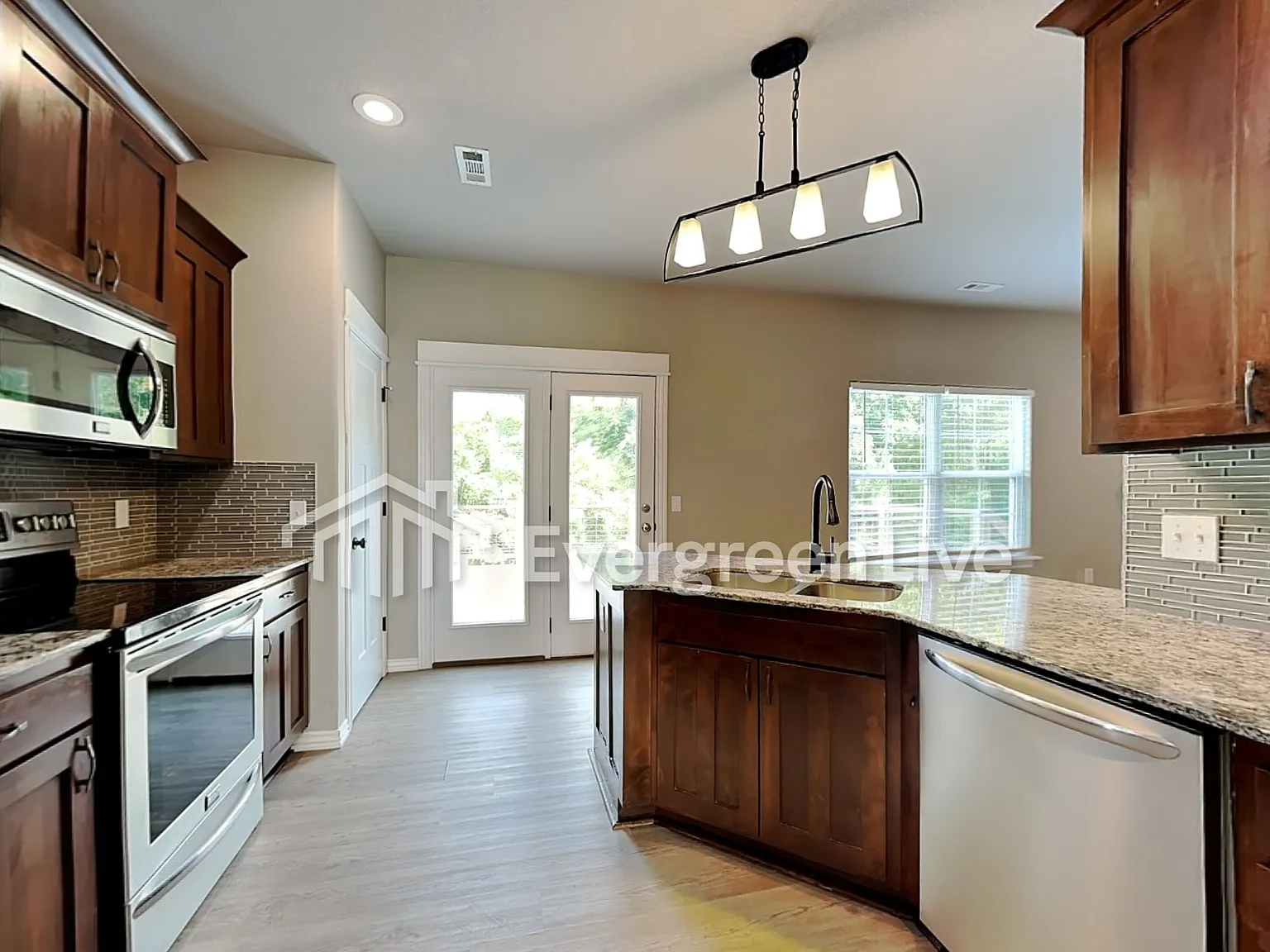 3 bed, 3.0 bath, 1892 sqft, $1,695 — Photo 2