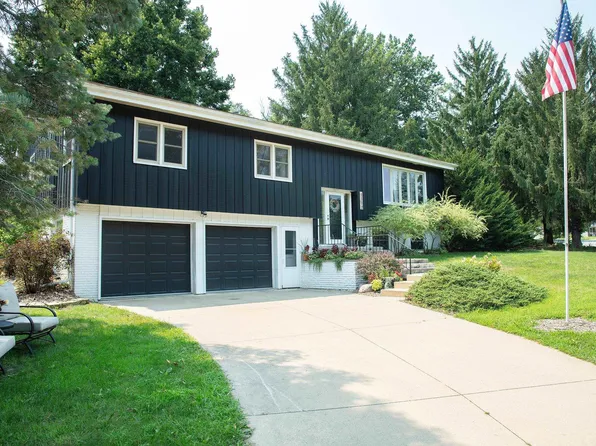 1117 Woodring Dr, Waverly, IA 50677