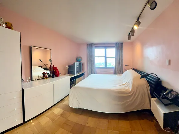 61-20 Grand Central Parkway image 16 of 19