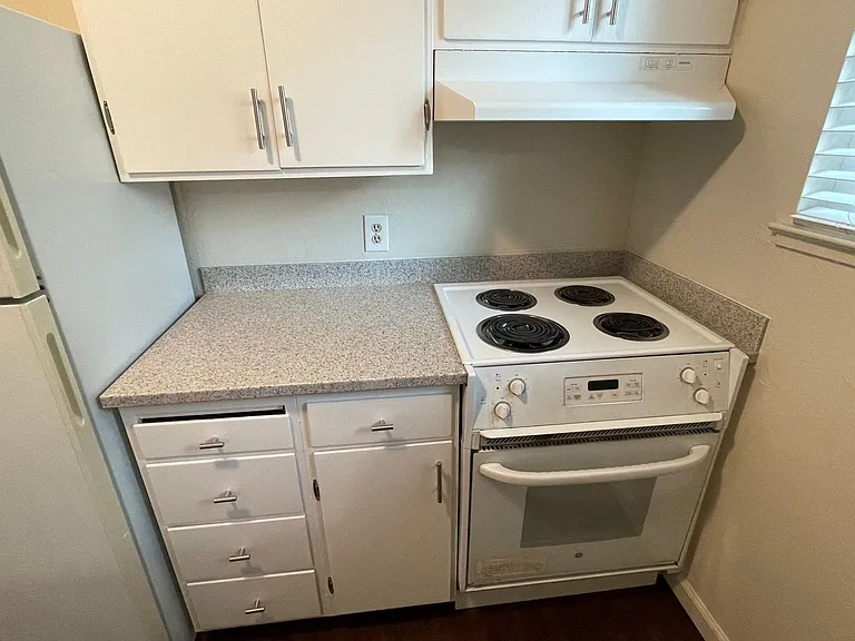 Chateau Apartments — Photo 12