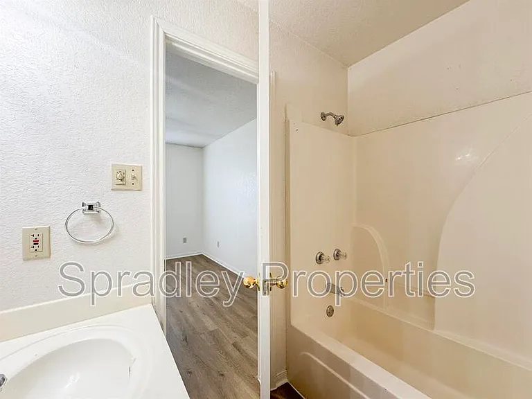 102 Lacey Lou Ln — Photo 8
