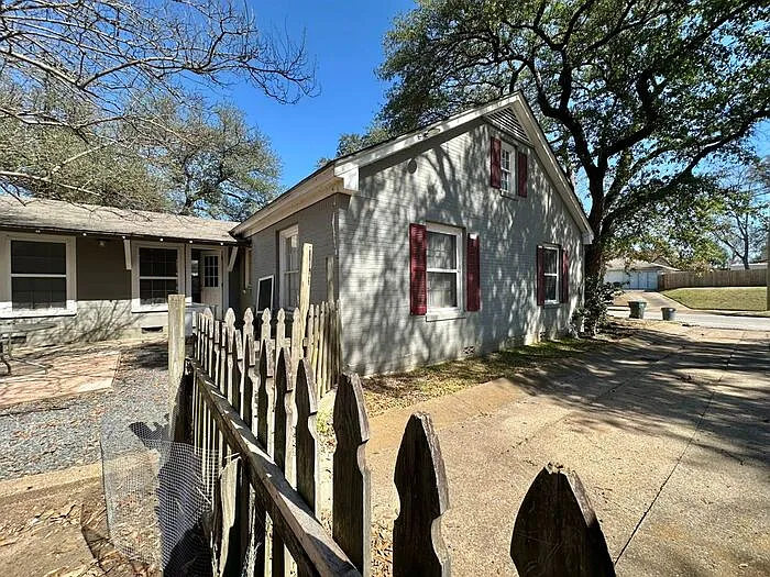 1309 S Robertson Ave — Photo 28