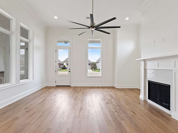 3rd image of 422 Dunvegan Ct