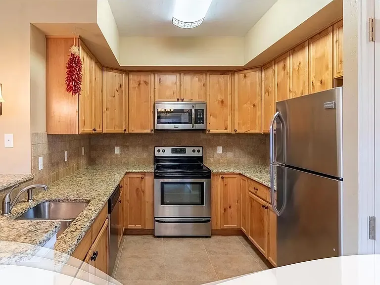 400 Cougar Gcr Ave #5 — Photo 5