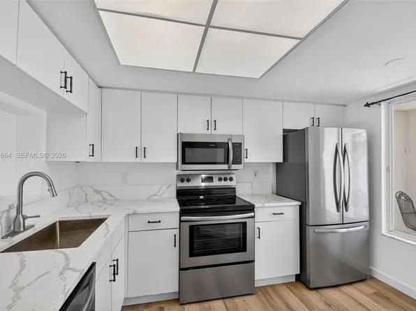 101 Half Moon Cir APT B, Hypoluxo, FL 33462