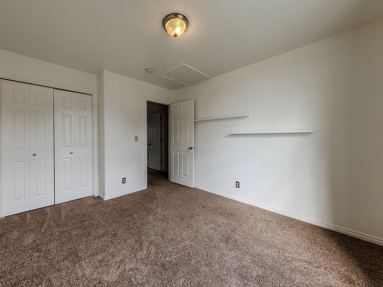 4 bed, 2.5 bath, 2300 sqft, $2,350 — Photo 2