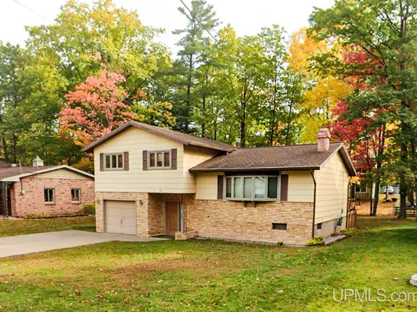 15 Elder Dr, Marquette, MI 49855