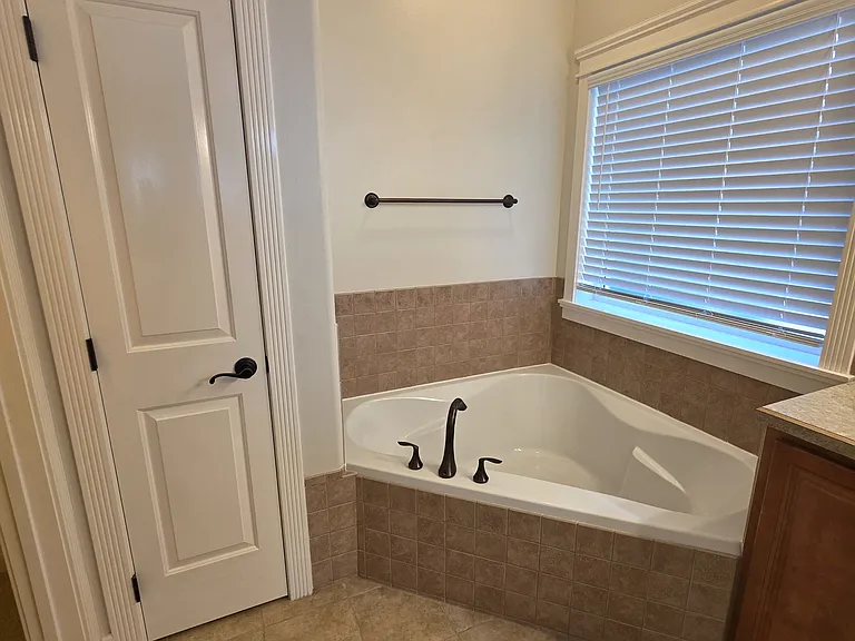 220 NE Greystone Loop — Photo 22