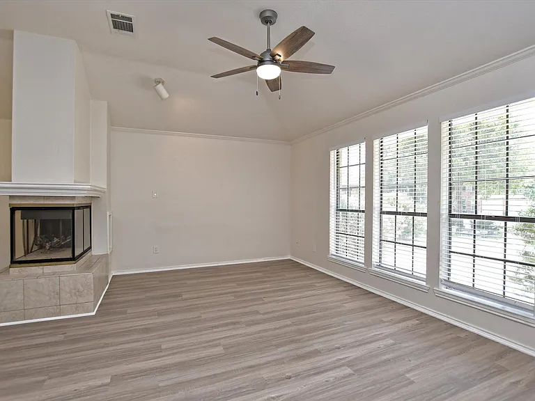 1705 Laurel Ln — Photo 5