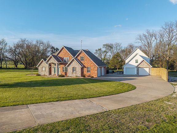 3rd image of 915 E 438th Road