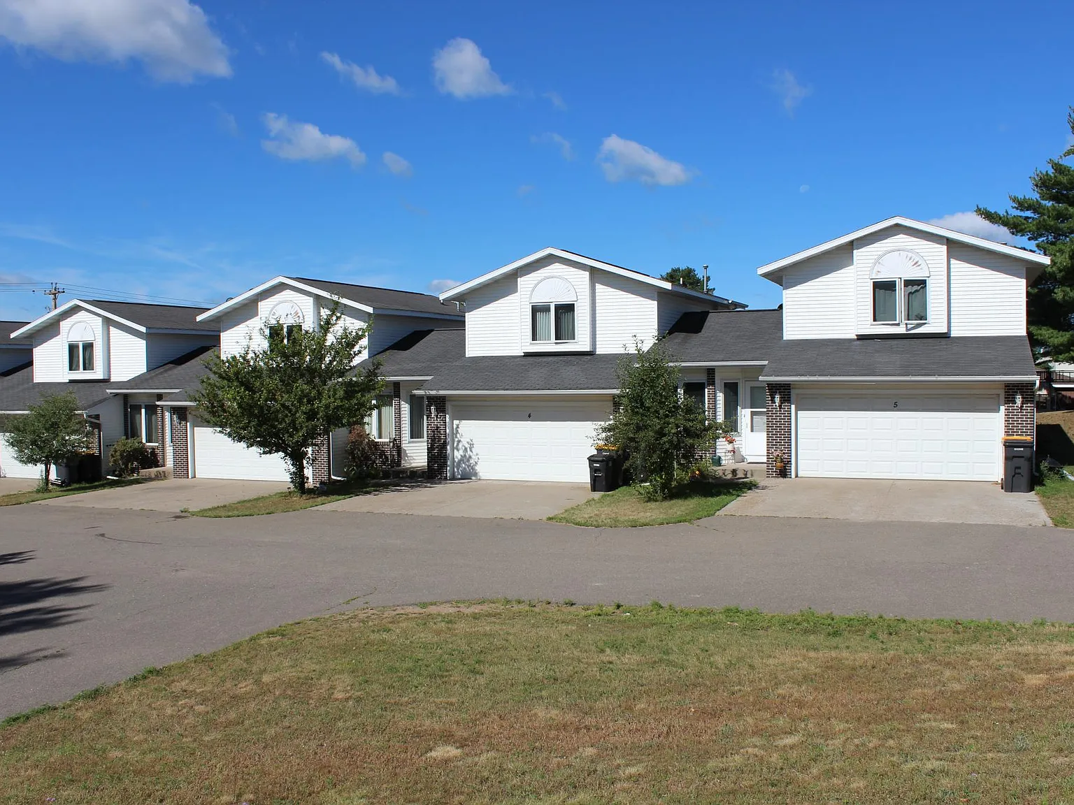 2 bed, 1.5 bath, 1800 sqft, $1,760 — Photo 1