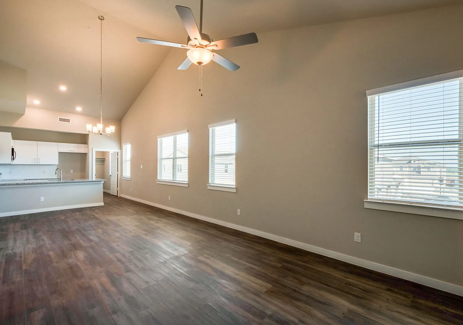 Available Now! Gorgeous 2 Bedroom Four Plex Located In Midlothian Isd! — Photo 4