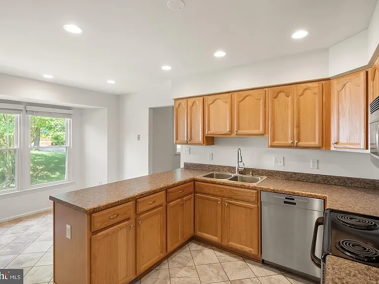 8902 Huxley Ct — Photo 43