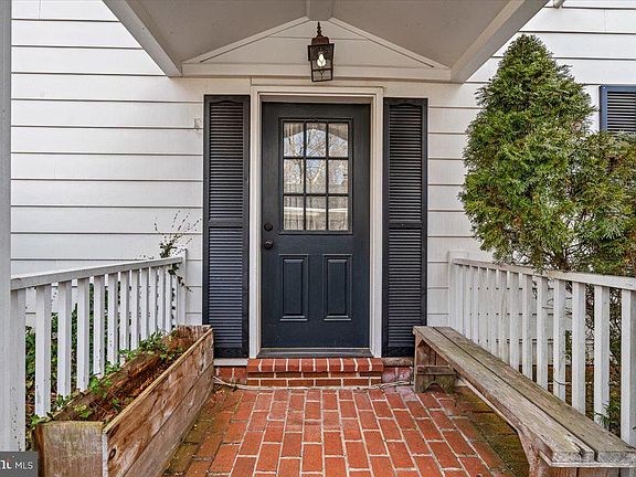 3rd image of 4817B Godfrey Ave