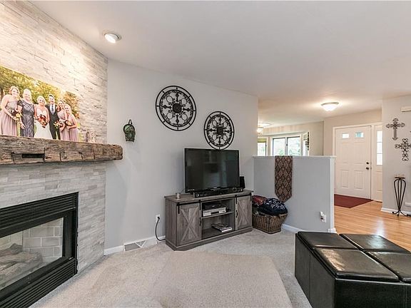 2nd image of 834 Oakwood St