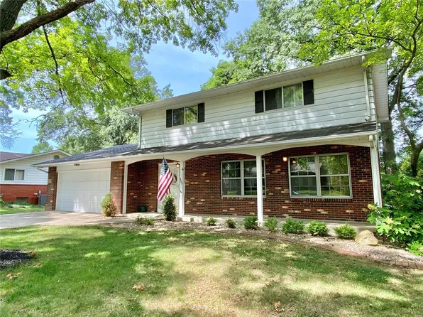 4906 Chateau Dr, Godfrey, IL 62035