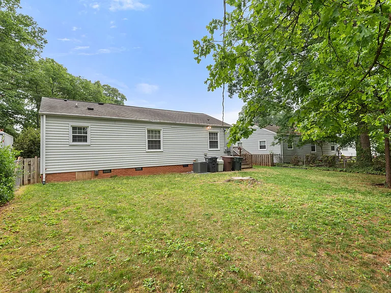 2727 Stratford Dr — Photo 3