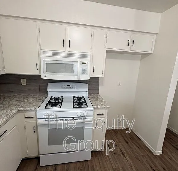 700 E Tulare Ave — Photo 9