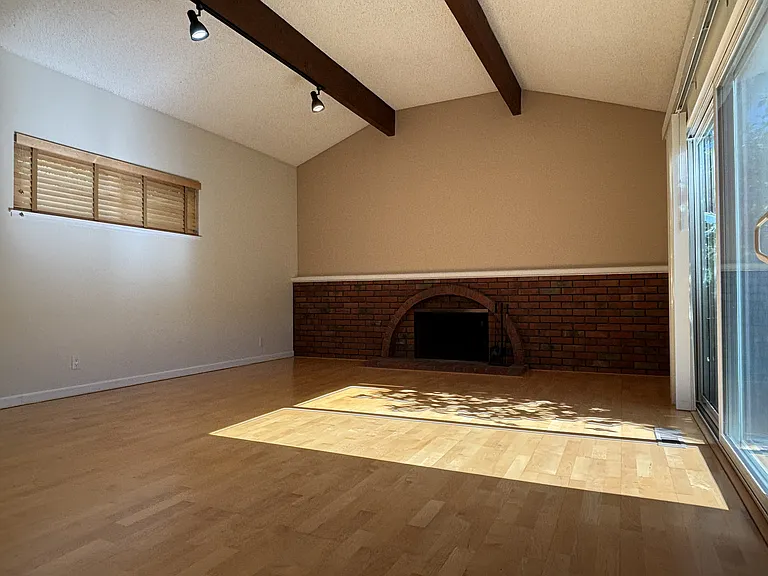 1405 Marinovich Way — Photo 4