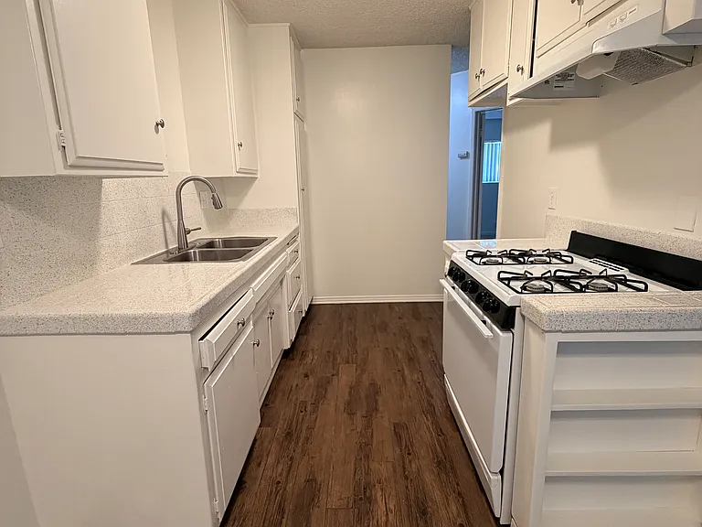 Pampas Lane Apartments — Photo 20
