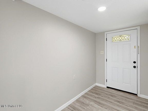 4th image of 668 Rose Hill Rd