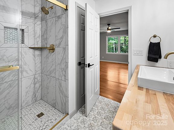 5th image of 210 Fernwood Dr